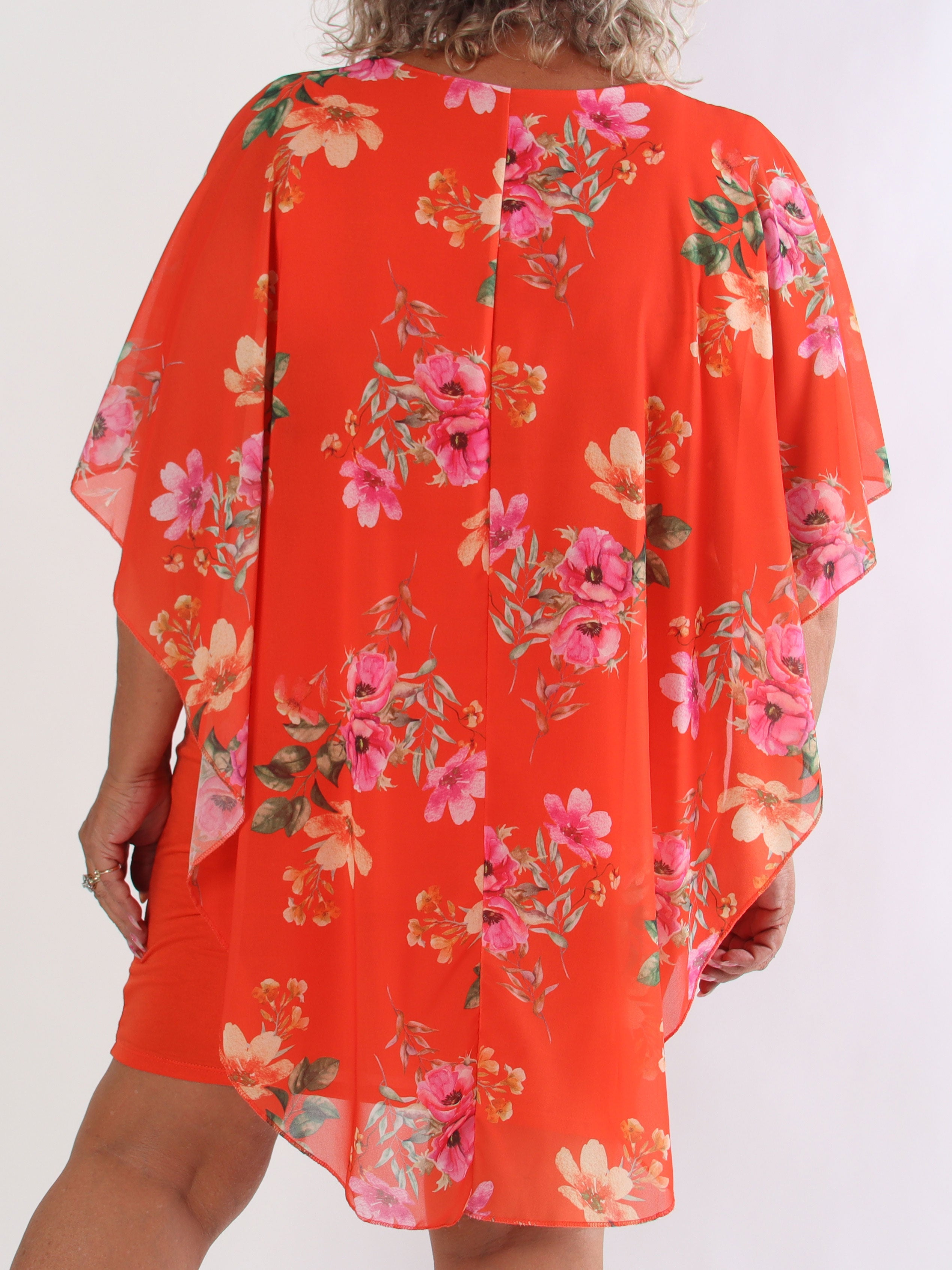 Kenya Fleur - Plus size kjole med et let blomstret chiffonstykke
